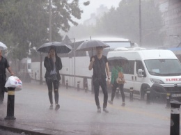 Сильнейший ливень затопил метро Стамбула (видео)