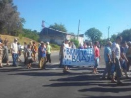 В "обезвоженном" Лисичанске люди перекрыли улицы
