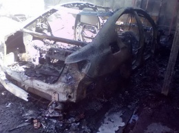 В Харькове горел склад и припаркованный рядом BMW: пострадал мужчина