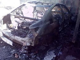 Тушил пожар руками: в Харькове дотла сгорел BMW