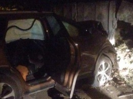 Пытаясь убежать от патрульных, водитель в Николаеве "влетел" в бетонный забор и выбил головой лобовое стекло (ФОТО)
