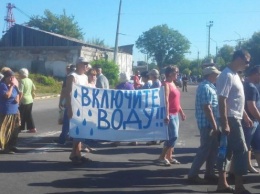 Включите воду: в Лисичанске жители перекрыли главную трассу города (ФОТО)