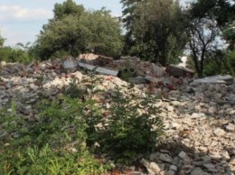 В Мирнограде коммунальщики игнорируют свалку строительного мусора после сноса детсада