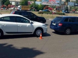 ДТП возле автовокзала в Николаеве: на кольце столкнулись "Рено" и "Шкода" (ФОТО)