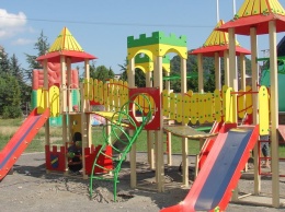 В поселке на Житомирщине праздник - американцы подарили детскую площадку