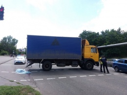 Перебегавший дорогу на красный свет пенсионер погиб под колесами грузовика в Днепре