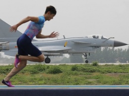 В Китае мужчина обогнал военный самолет