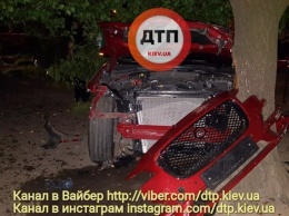 В Киеве пьяный водитель на Jaguar сбил двух пешеходов и попытался сбежать, но его задержал Volkswagen