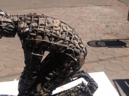 "Каменный человек": на Соборной в Николаеве появился новый философский арт-объект (ФОТО)