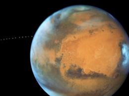 "Хаббл" снял на видео Фобос, вращающийся вокруг Марса