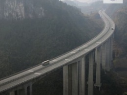 Китай открыл самую длинную в мире скоростную автомагистраль через пустыню (видео)