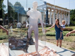 В Киеве появилась скульптура, которая зажигается от касаний (фото)