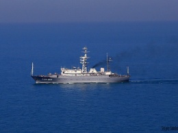 Разведывательной корабль ВМФ России наблюдает за учениями Sea Breeze-2017 в Черном море