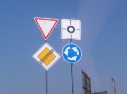 В Запорожье на Бабурке на перекрестках с круговым движением поставили новые знаки, - ФОТО
