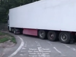 Киевляне обеспокоены "бесхозным" грузовиком, из которого вытекает неизвестная жидкость