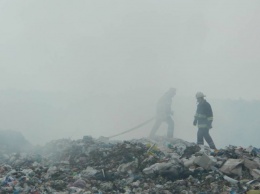 Жара, дым и огненные смерчи - под Павлоградом вторые сутки горит свалка (ВИДЕО)