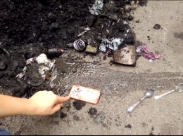 В столичной канализации коммунальщики находят мобильные телефоны, арбузы и запчасти от "москвича" (видео)