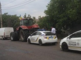 Полиция задержала трактор, который "штурмовал" областную налоговую на митинге фермеров (ФОТО)
