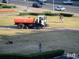 Николаевцы пришли на Соборную площадь с ведрами, чтобы полить засохший газон