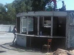 В Запорожье на Кичкасе демонтировали киоск, в котором жили бездомные, - ФОТО