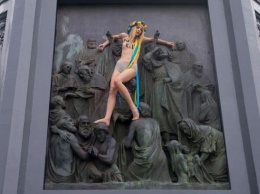 "Путин убивает": участница Femen залезла на памятник Владимиру