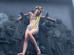 В Киеве активистка Femen забралась на памятник Владимиру (видео)