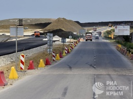 На автоподходах к мосту в Крым со стороны полуострова заасфальтировали первые километры