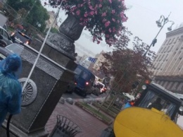 Киевские коммунальщики полили цветы под дождем (ФОТО)