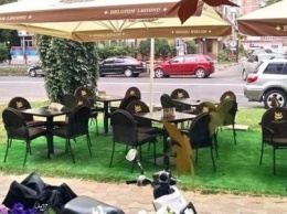 Фотофакт: Одесские власти разрешили ставить кафе на газонах