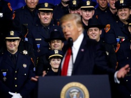 Трамп советует полицейским жестче действовать при задержаниях