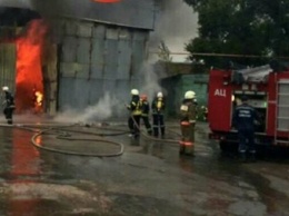В Киеве на Печерске горят склады