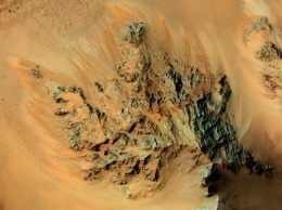 Исследователи рассказали о подземных водах на экваторе Марса