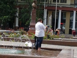 Великая стирка в центре Одессы: мужчина постирал свои вещи в фонтане (фото)