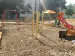 Керчане заметили, что новые детские площадки устанавливают некачественно
