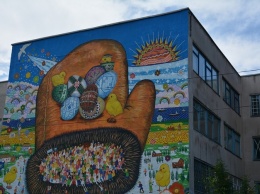 Японский художник создал мурал-символ солидарности на стене пострадавшей от обстрела школы в Мариуполе (ФОТО)