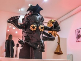 Одесскую галерею заполонили «Существа»: кожаные драконы, голова Ганнибала Лектера и Макар-Следопыт