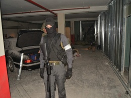 Ночная осада: вооруженные националисты встали на защиту паркинга в «Аркадийском дворце»