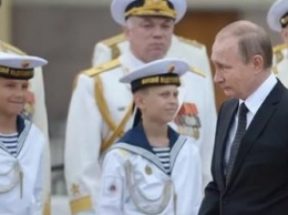 Путин принимает Военно-морской ко Дню ВМФ в Петербурге