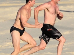 Хью Джекман и его тренер показали стальные мышцы на пляже Сиднея