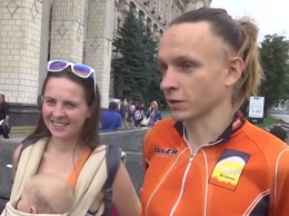 Не сидится: киевляне уехали в кругосветное путешествие на велосипедах с младенцем