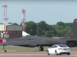Видеофакт: автомобиль Tesla преследует шпионский самолет Lockheed U-2S