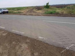 Техника местных фермеров разрушает новую дорогу «Спасское-Вилково» (фото)