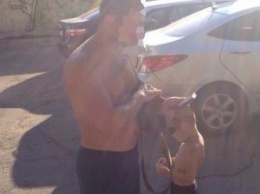 "Выпал из салона": николаевские патрульные задержали пьяного мужчину, который вез с пляжа 5-летнего сына (ФОТО)