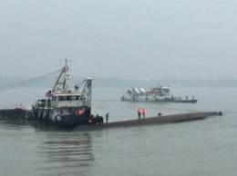 В Китае после столкновения затонул контейнеровоз