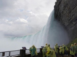 В сети появилось видео на котором показано, как черные потоки воды стекают в Ниагарский водопад