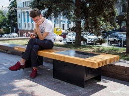 В Киеве установили скамейки с солнечными панелями