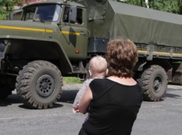 Жители одного из городков Донбасса вышли с протестами против передислокации одного из батальонов ВСУ