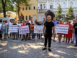 В Николаеве под прокуратурой провели митинг в поддержку бизнесмена, в чей дом бросили «коктейль Молотова»