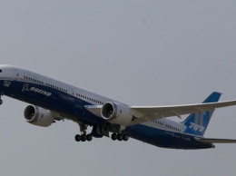 Boeing 787 Dreamliner рисует себя в небе США