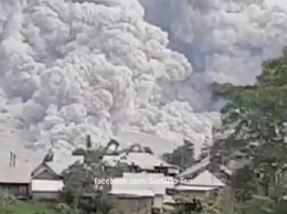 На Суматре извергается вулкан, эвакуированы 7 тысяч человек